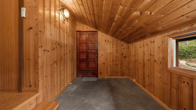 Entréen i første etasje har slitesterke skiferfliser på gulvet og panel på vegger og i himling.