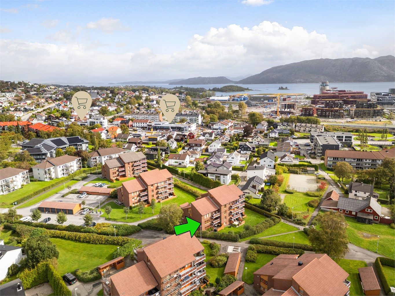 Høydefoto med pil på leilighet, samt merke hvor butikker (Prix og Rema 1000) ligger m.m.