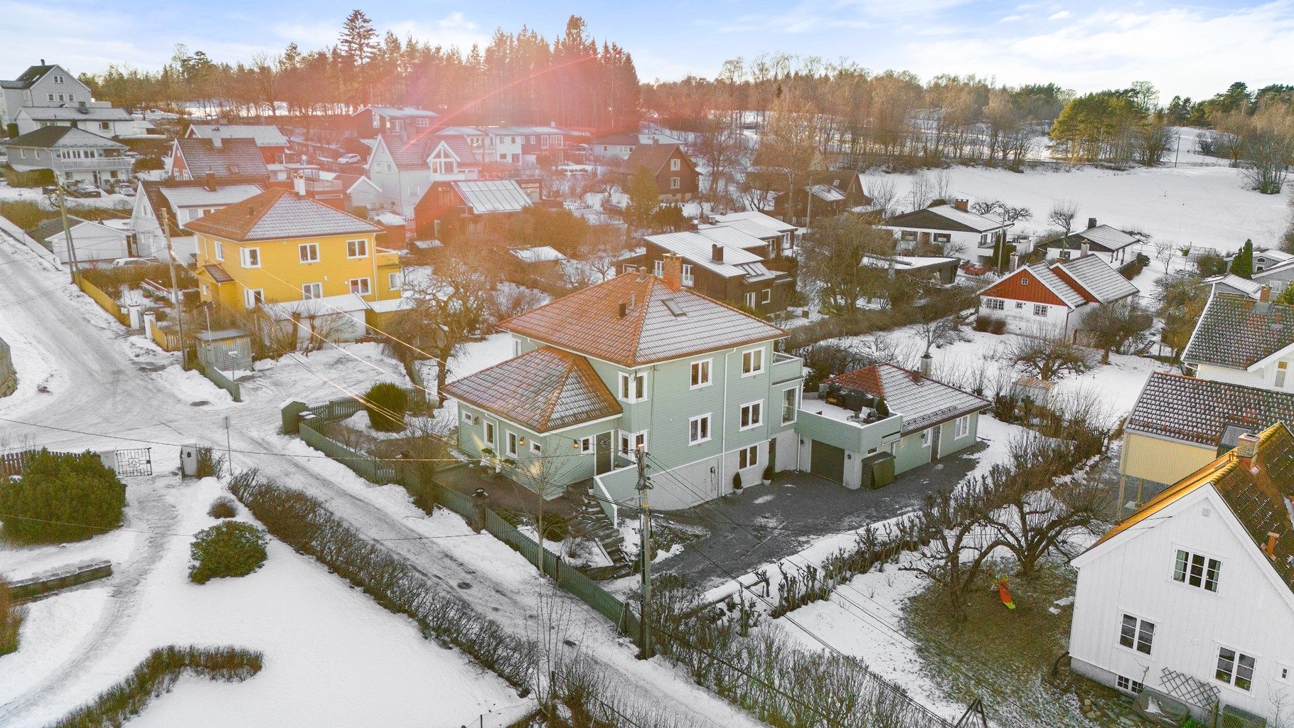 Velkommen til Aspestien 4A - Stor del av tomannsbolig med tilbygd separat enebolig | Solrikt | Hage | Egen innkjørsel, gårdsplass og garasje