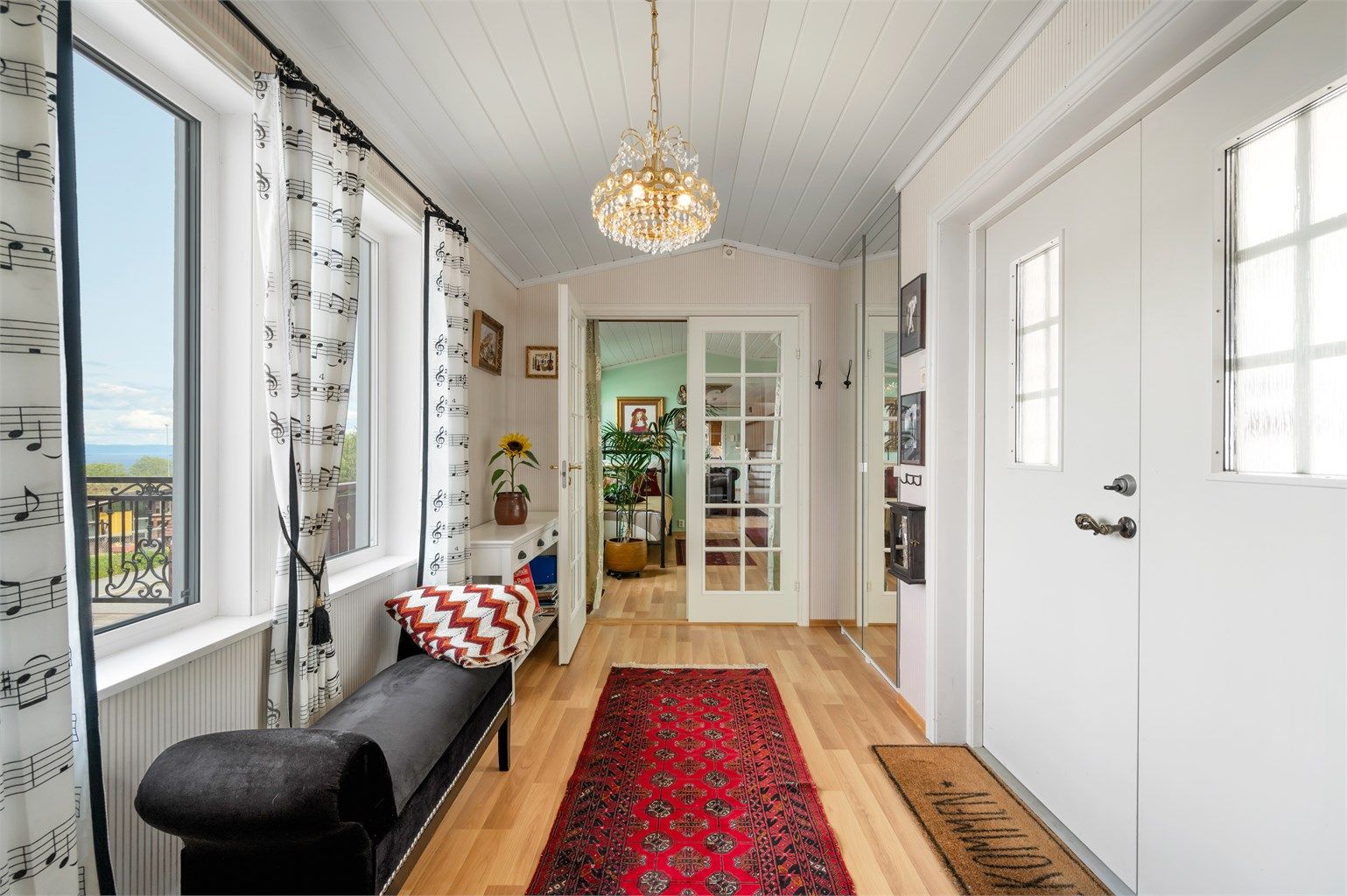 Gang mellom stue og spisestue. 