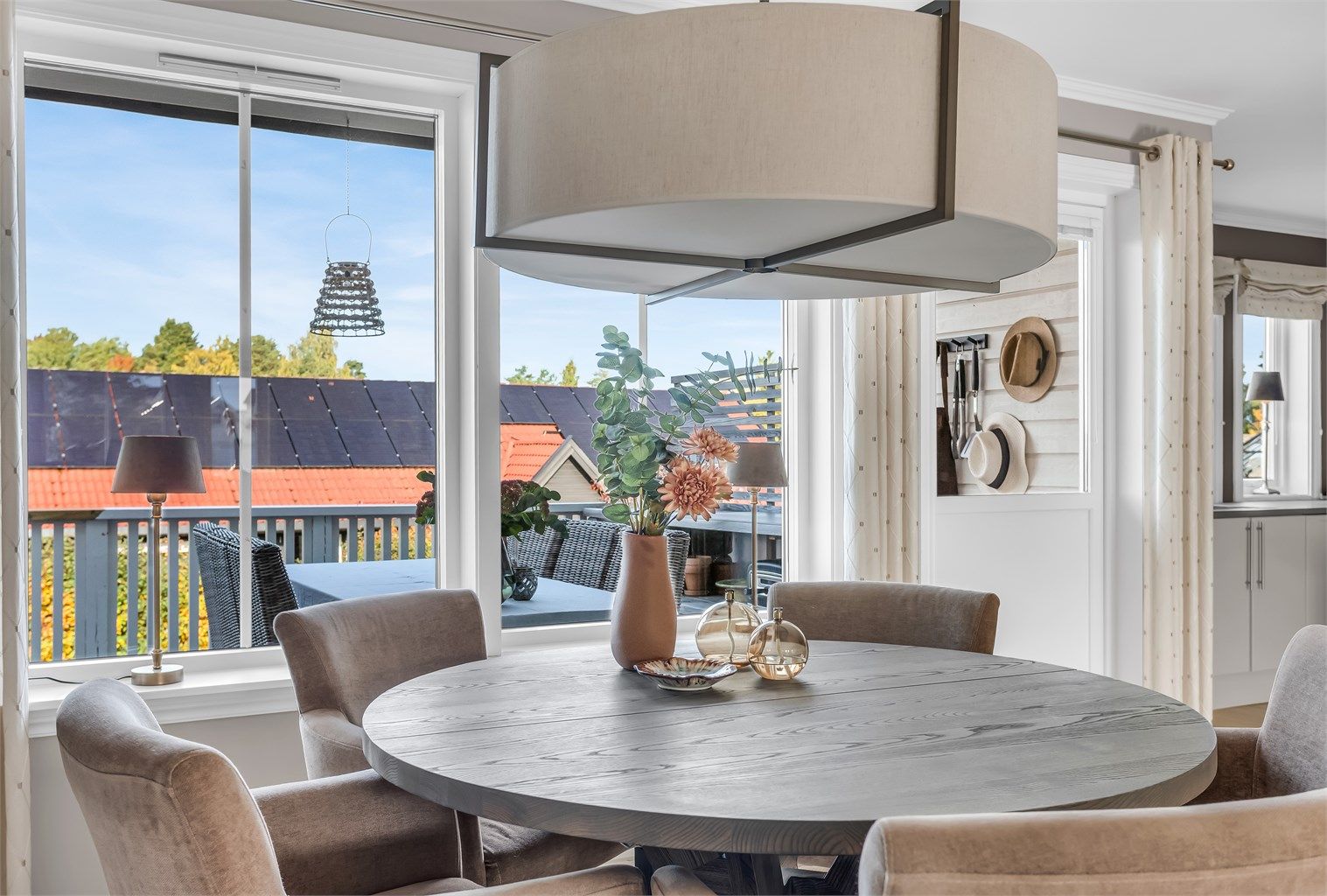 Utsyn mot uteplassen og nærområdet fra spiseplassen.