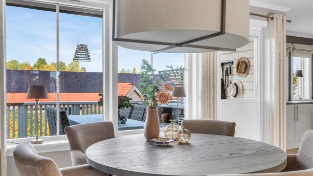 Utsyn mot uteplassen og nærområdet fra spiseplassen.