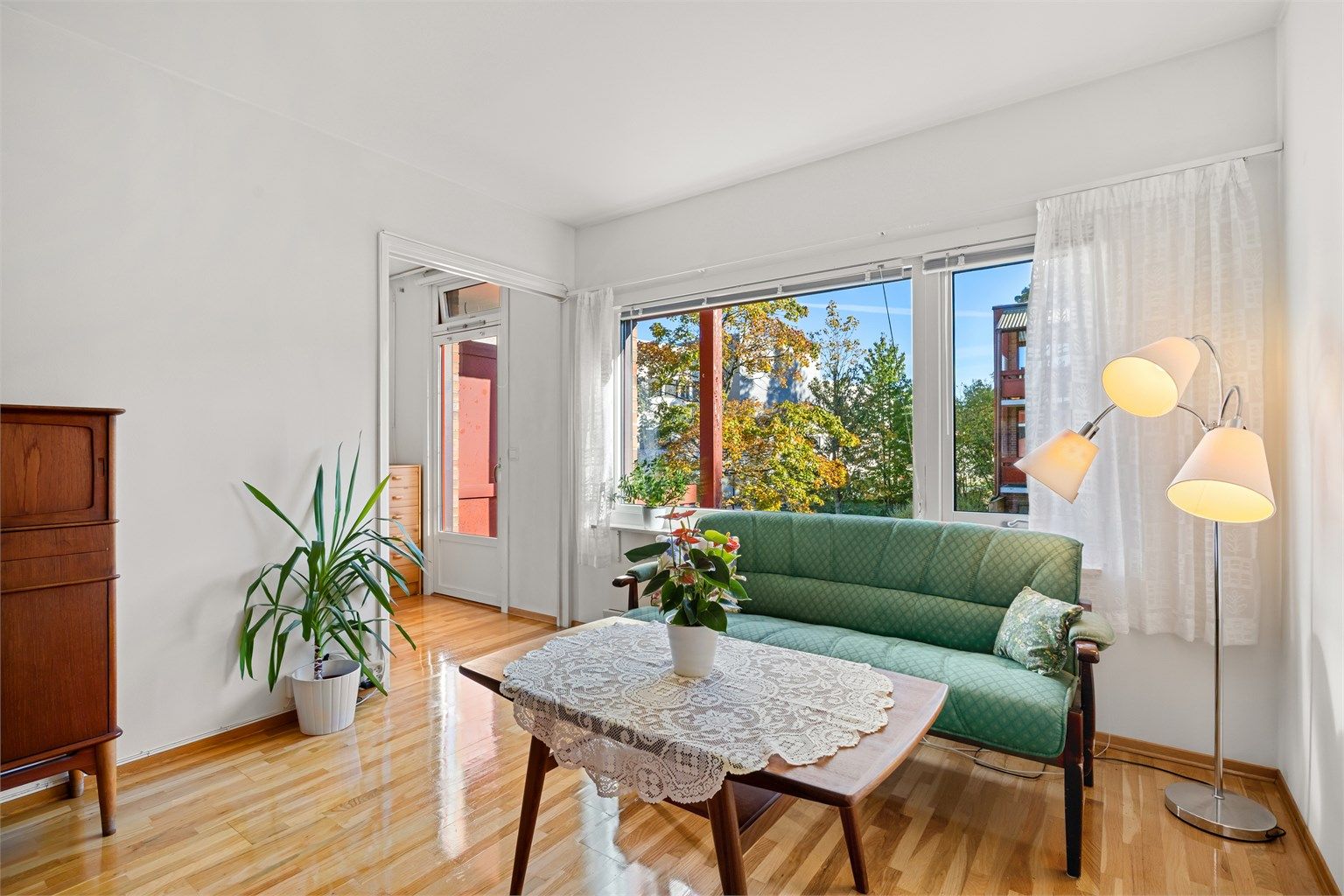 Stue med hyggelig utsyn grøntareale