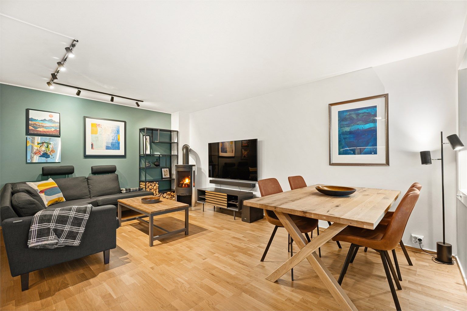 Lys og åpen stue-/kjøkkenløsning, med plass til koselig spisegruppe og sofakrok