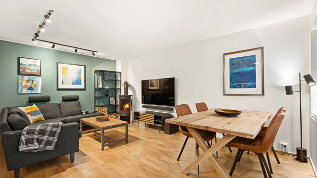 Lys og åpen stue-/kjøkkenløsning, med plass til koselig spisegruppe og sofakrok