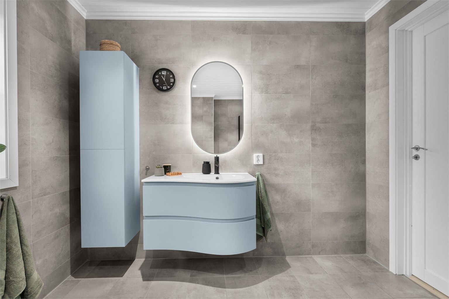 Badet er fra byggeår og har flislagt gulv med gulvvarme samt flislagte vegger. 