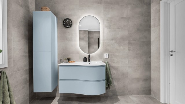 Badet er fra byggeår og har flislagt gulv med gulvvarme samt flislagte vegger.