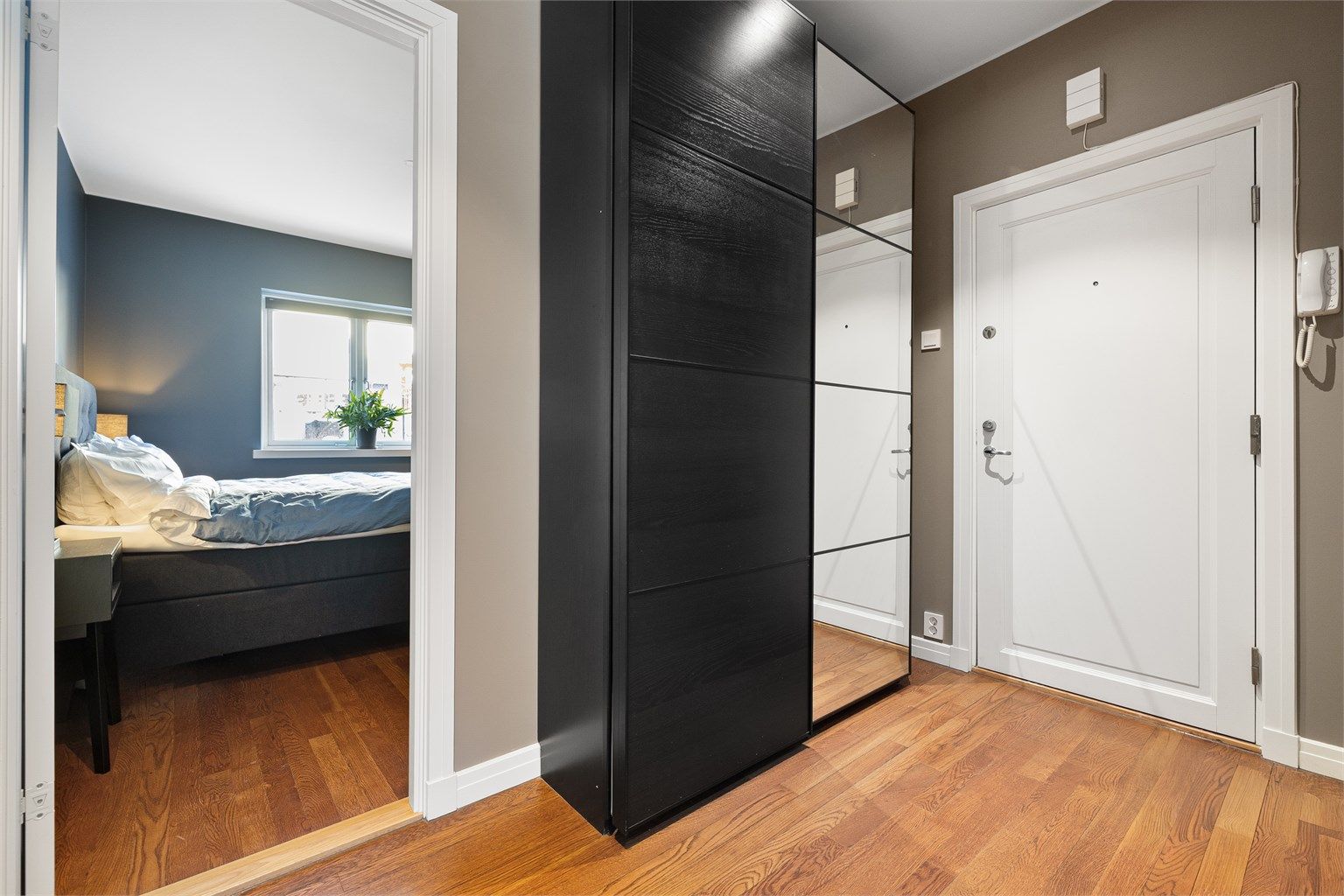 Leiligheten er gjennomgående, med soverommet vendt mot en stille og rolig bakgård.