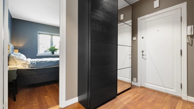 Leiligheten er gjennomgående, med soverommet vendt mot en stille og rolig bakgård.