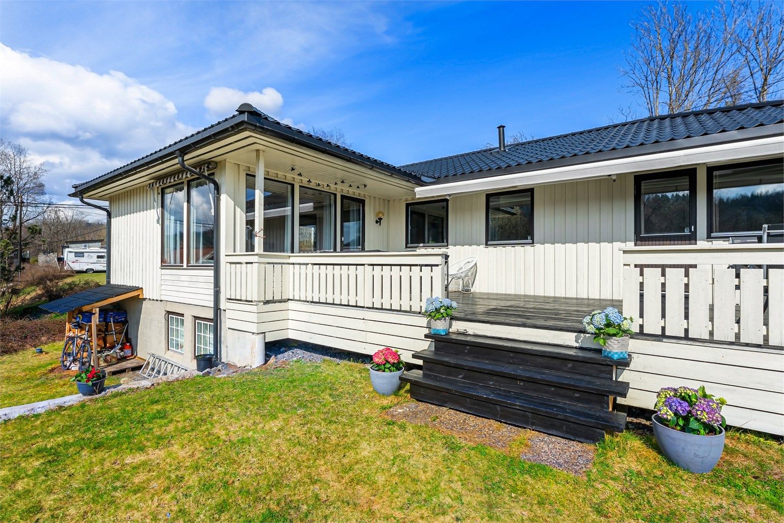 Det er adkomst til hagen fra terrassen