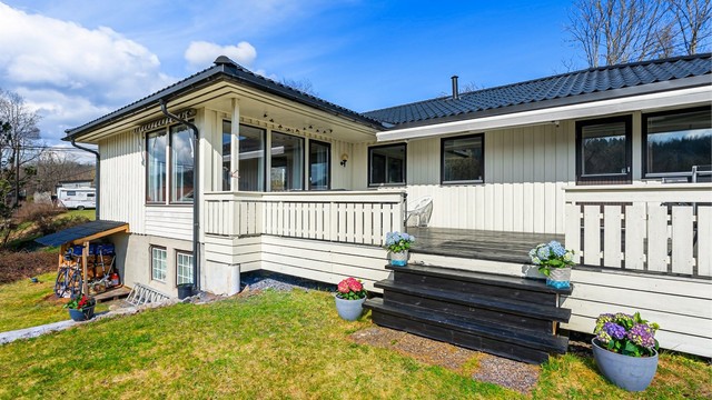 Det er adkomst til hagen fra terrassen