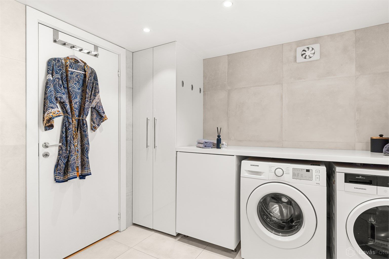 Badet fungerer også som vaskerom, med god benkeplass og rikelig med skapplass.