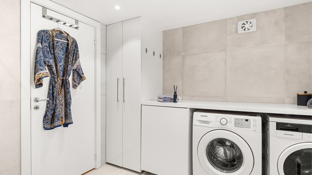 Badet fungerer også som vaskerom, med god benkeplass og rikelig med skapplass.