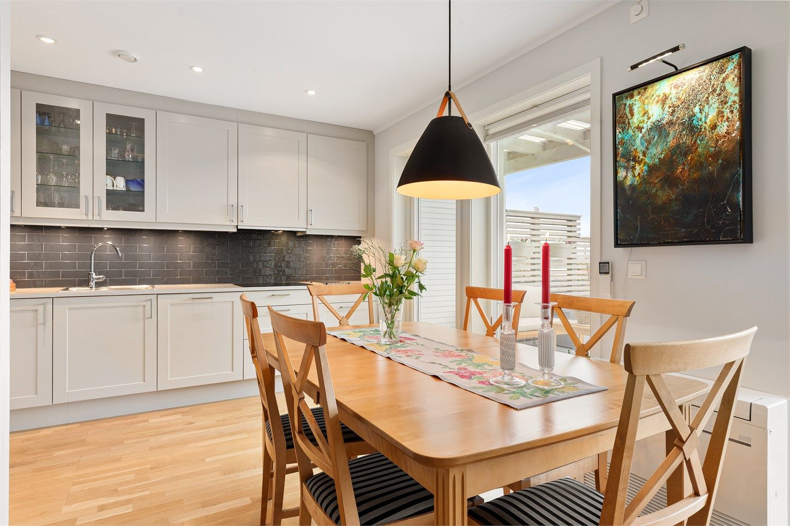 Det er montert en varmepumpe ved kjøkkenet - Utgang til terrasse og hage 