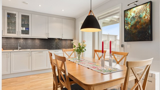 Det er montert en varmepumpe ved kjøkkenet - Utgang til terrasse og hage