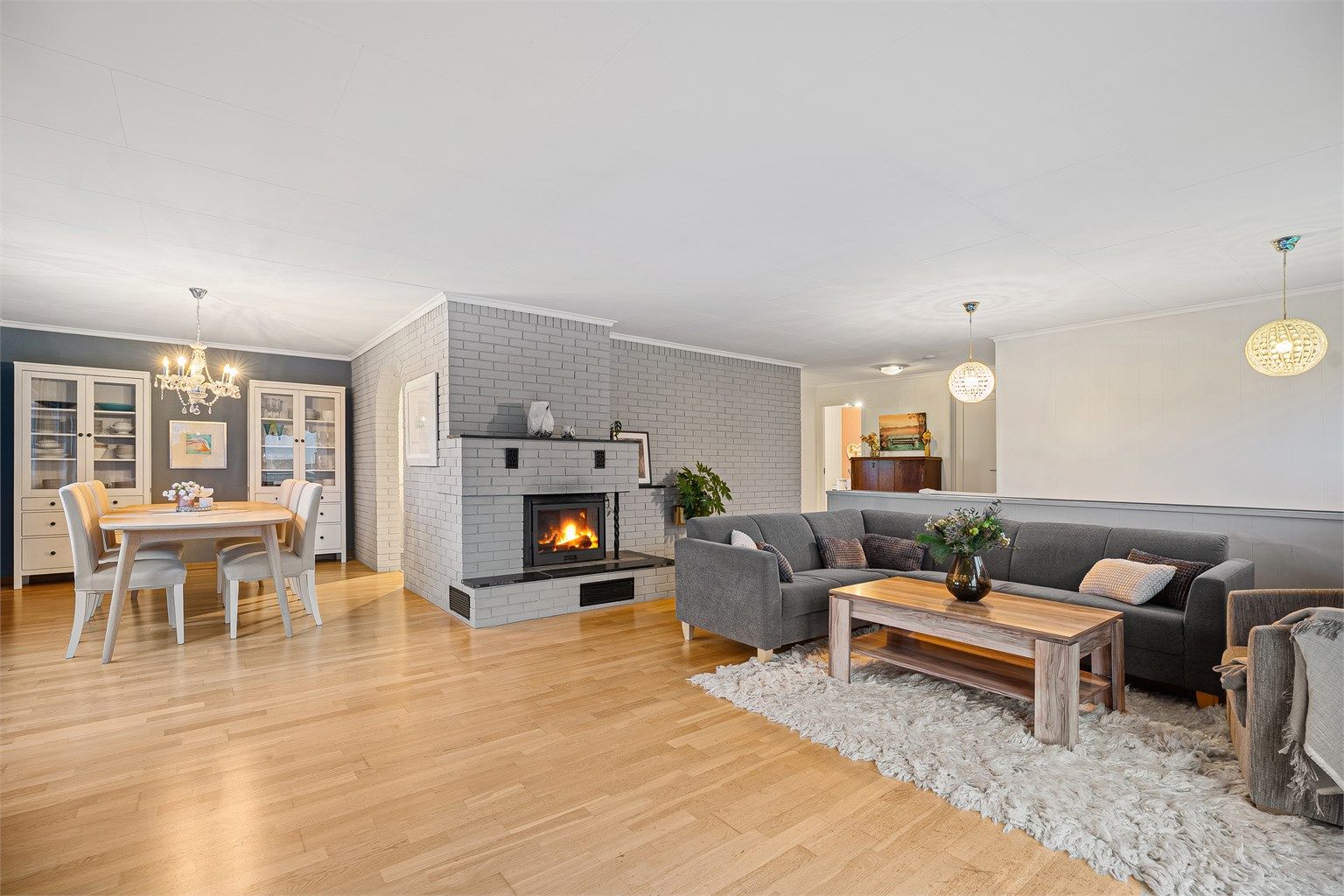 Luftig og åpen stue/spisestue med koselig ildsted