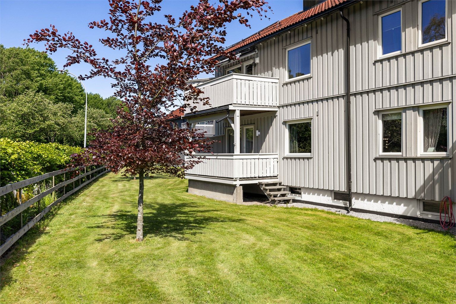 Leiligheten inngår i første etasje og har av den grunn enkel adkomst - få trinn opp fra hovedinngangen.