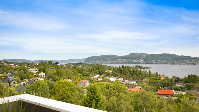 Kort vei til barnehage, skole og bussholdeplass. Fast p-plass med følger.
