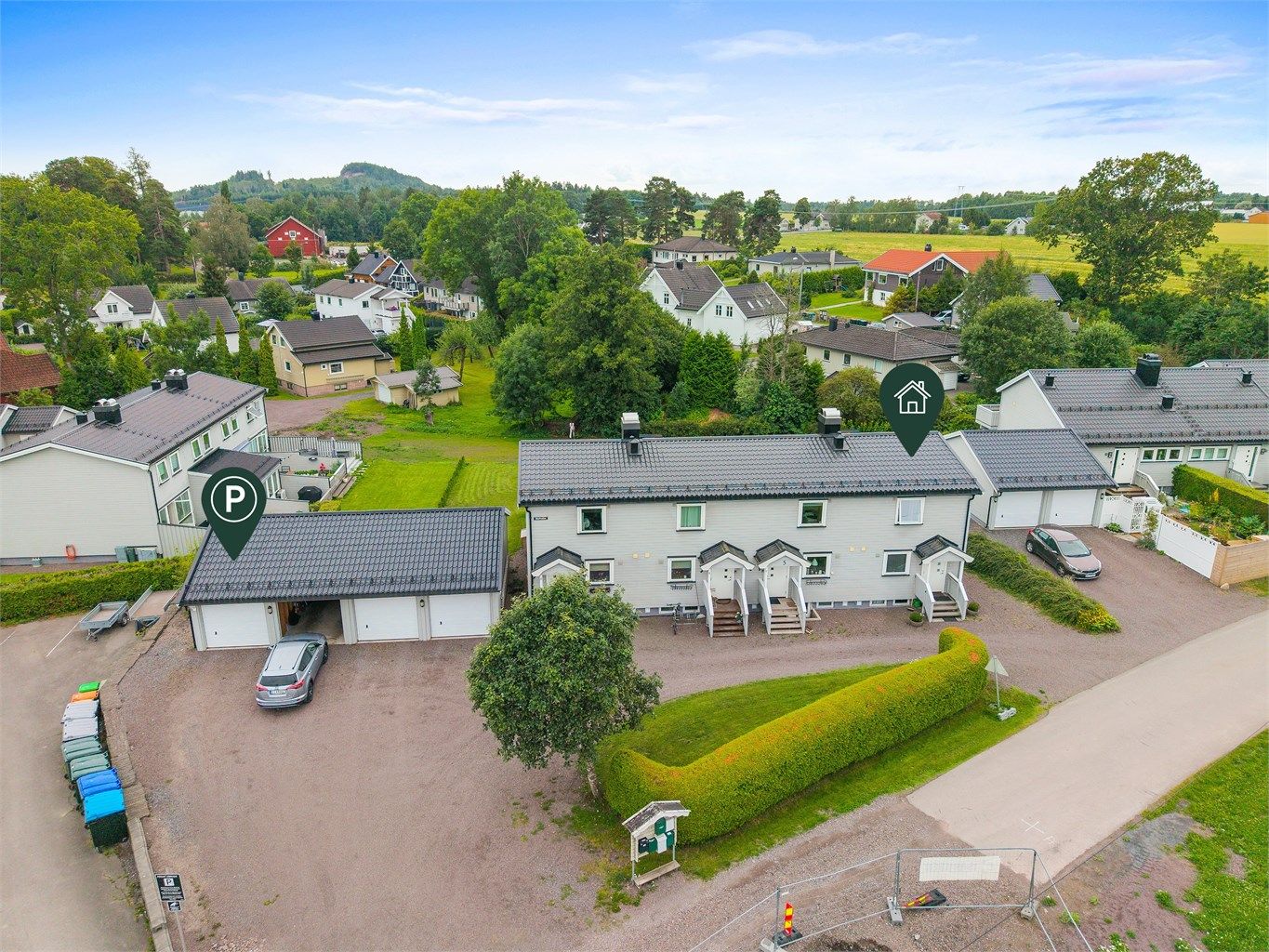 Boligen disponerer én garasjeplass i felles garasjerekke