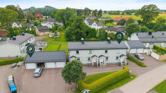 Boligen disponerer én garasjeplass i felles garasjerekke