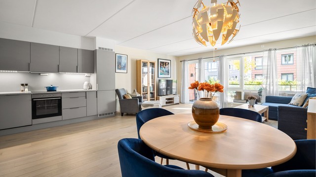 Leiligheten har varmtvann og vannbåren gulvvarme, tilknyttet felles varmesentral.