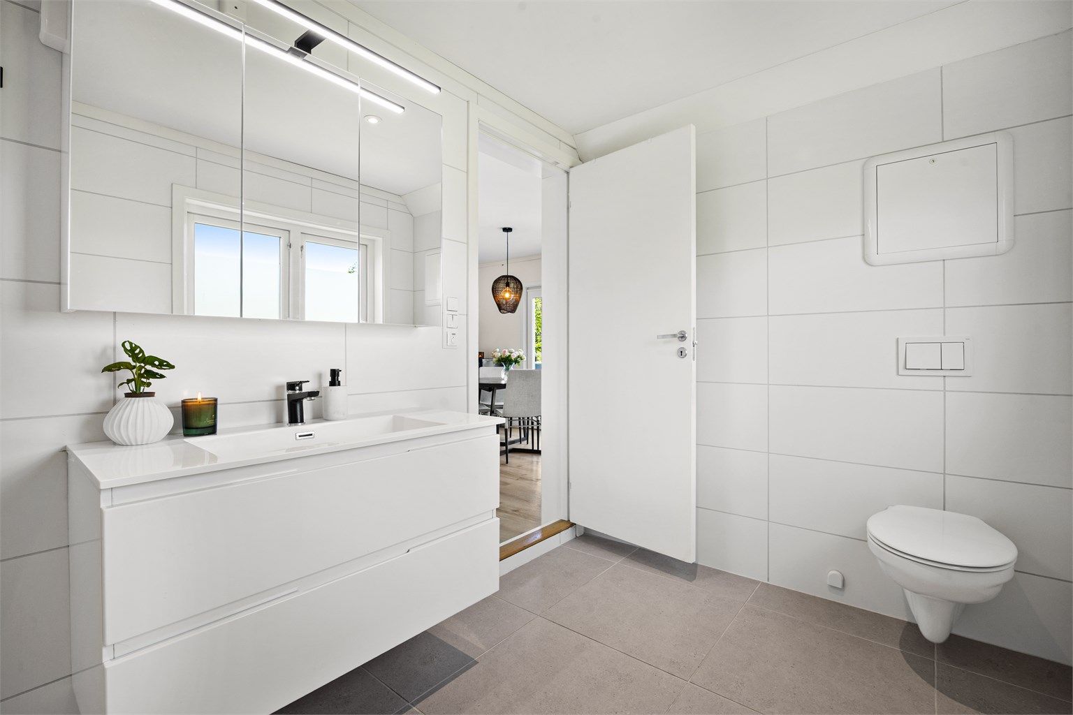Badet har downlights i tak og varmekabler i gulv.