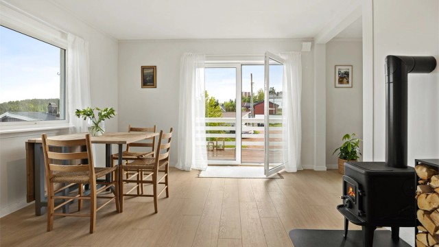 Balkongdøren og vinduene slipper inn rikelig med dagslys.