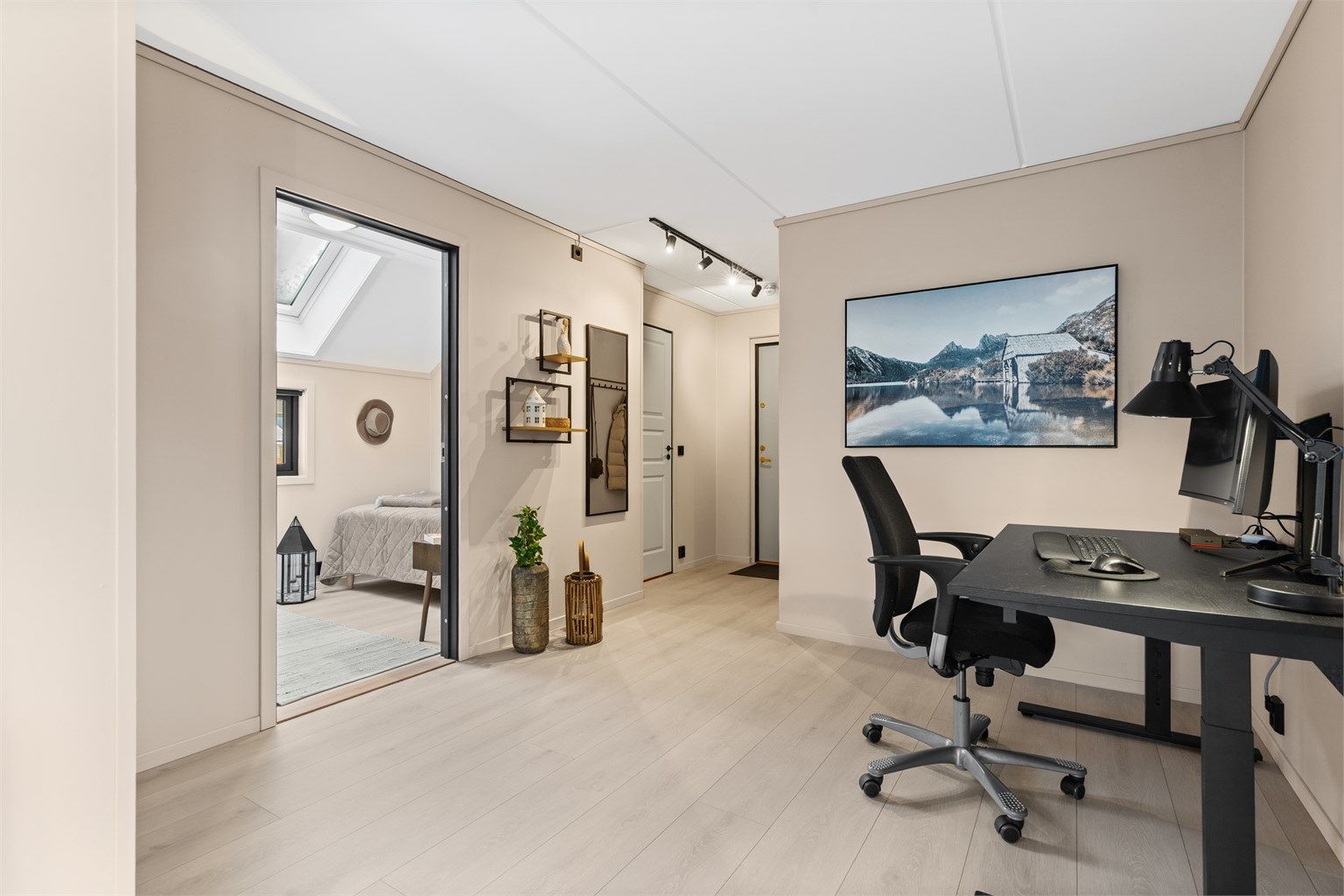 Den romslige gangen er smart utnyttet med en egen sone for hjemmekontor.