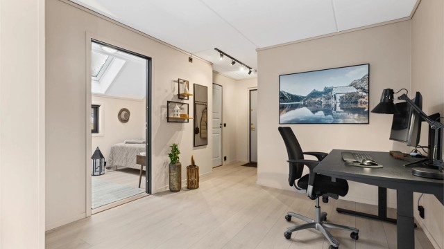 Den romslige gangen er smart utnyttet med en egen sone for hjemmekontor.
