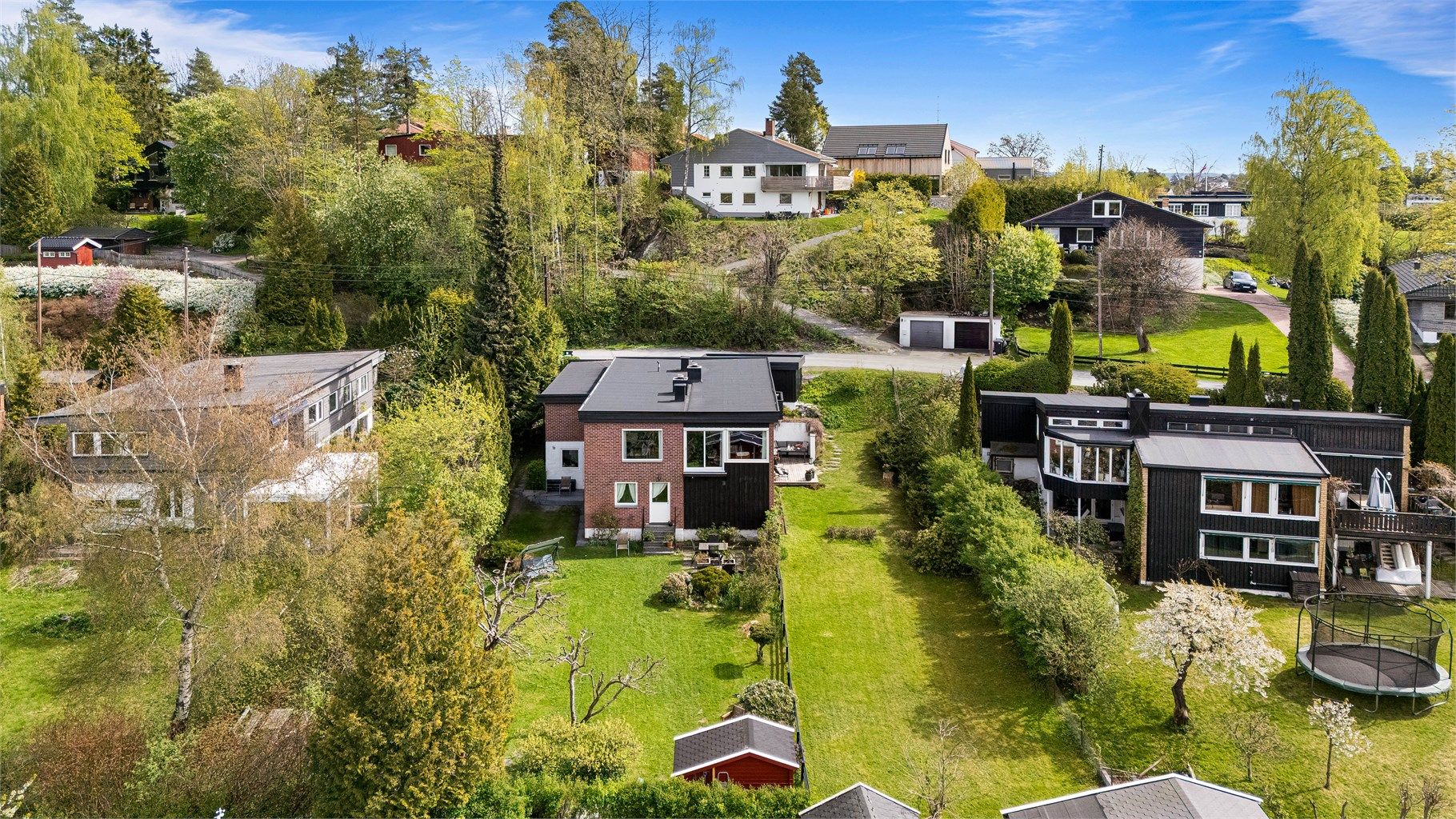 Eiendomsmegler Kristoffer Stormfelt har gleden av å presentere Bjerkholtet 6A - en attraktiv vertikaldelt tomannsbolig over to plan på Haslum. 