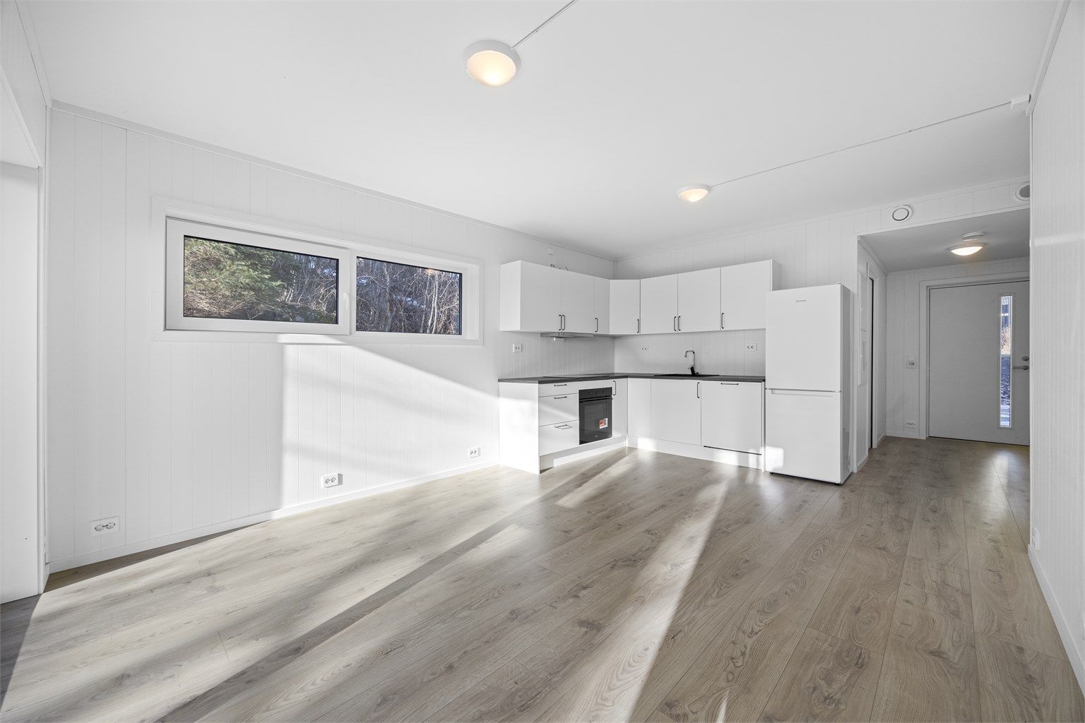 Lyst og moderne. Kjøkkenet er fra Sørlandskjøkken.