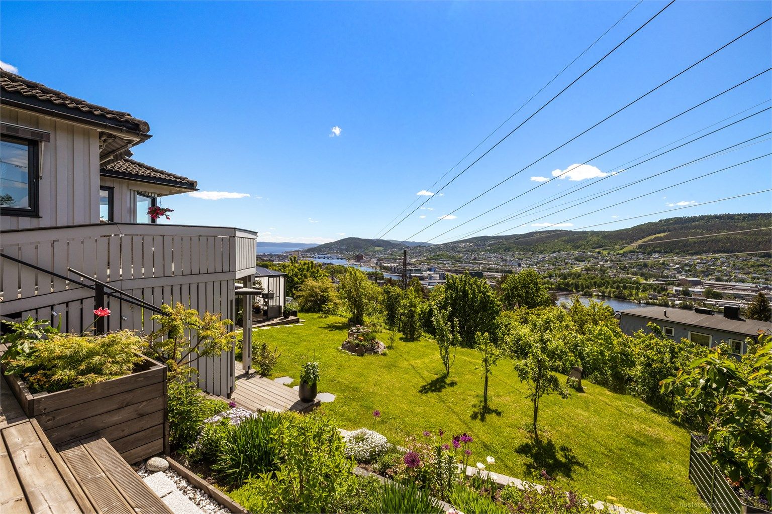 Eiendommen har flere uteplasser som gir gode solforhold gjennom dagen.
