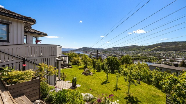 Eiendommen har flere uteplasser som gir gode solforhold gjennom dagen.