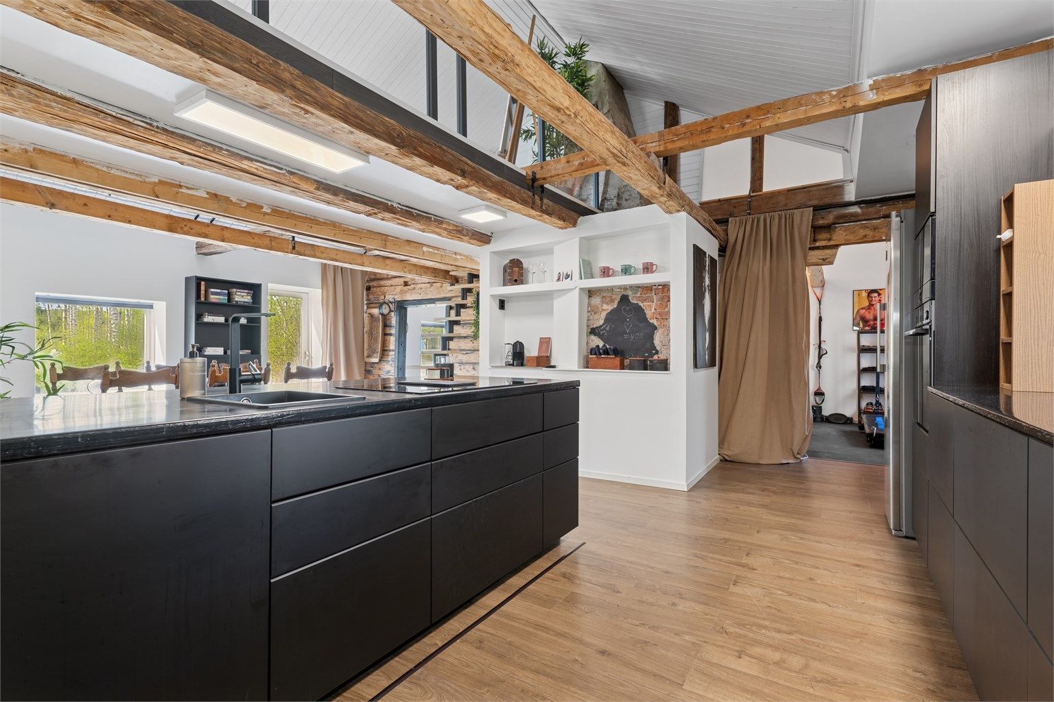 Kjøkkenet har godt med skapplass og naturlig lysinnslipp.