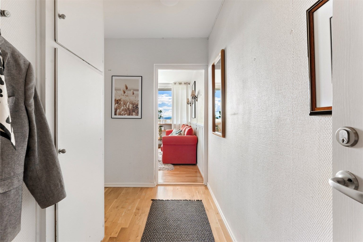 Entré med plass for yttertøy og sko. Ved entréen har du adkomst til badet og videre inn til stuen