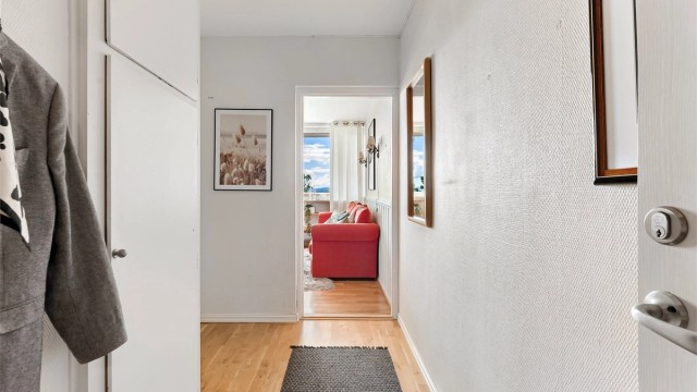 Entré med plass for yttertøy og sko. Ved entréen har du adkomst til badet og videre inn til stuen