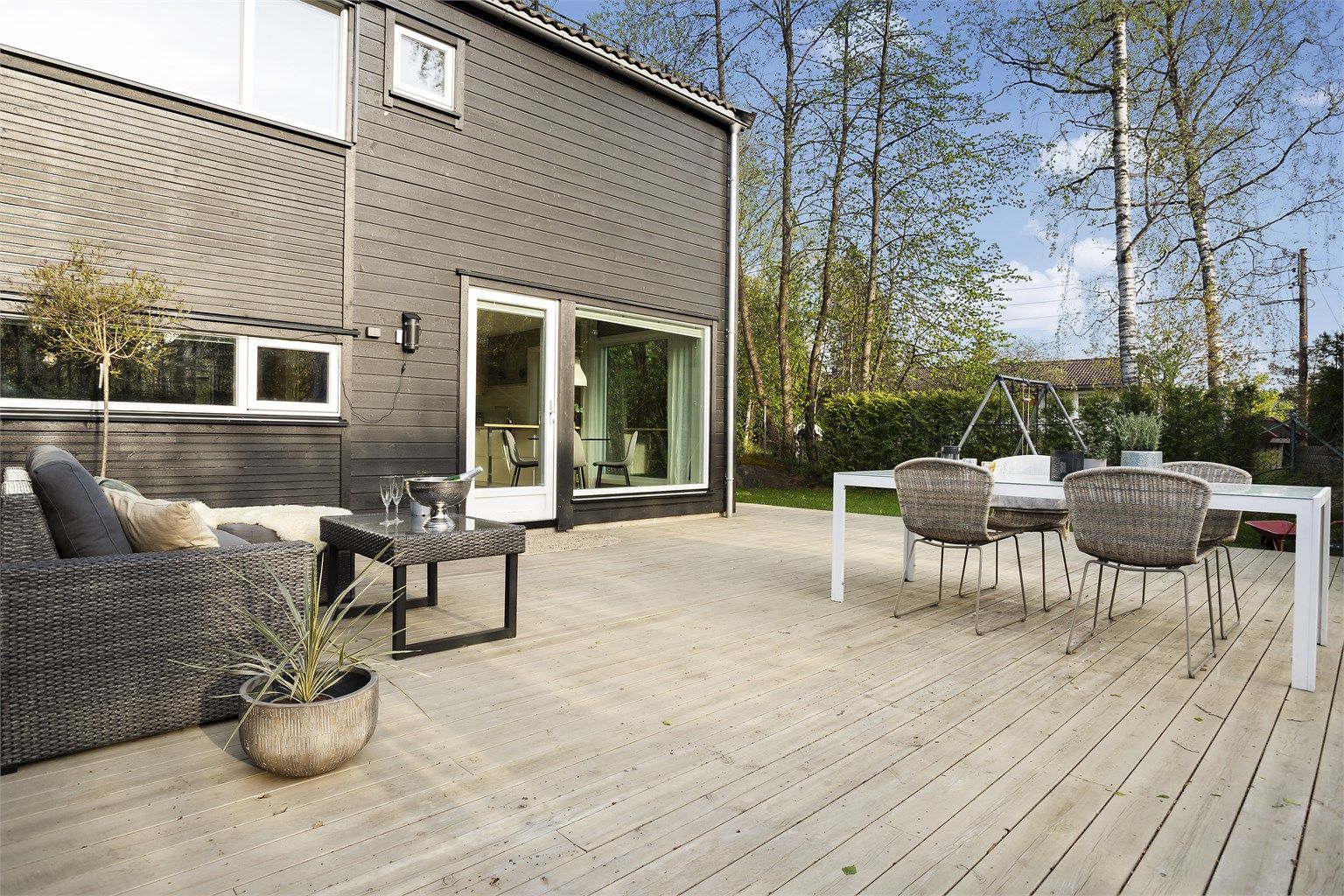 Terrassen er vestvendt, med god plass til flere sittegrupper.