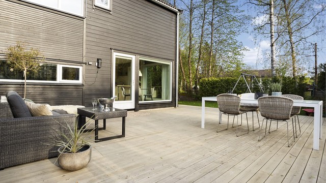 Terrassen er vestvendt, med god plass til flere sittegrupper.