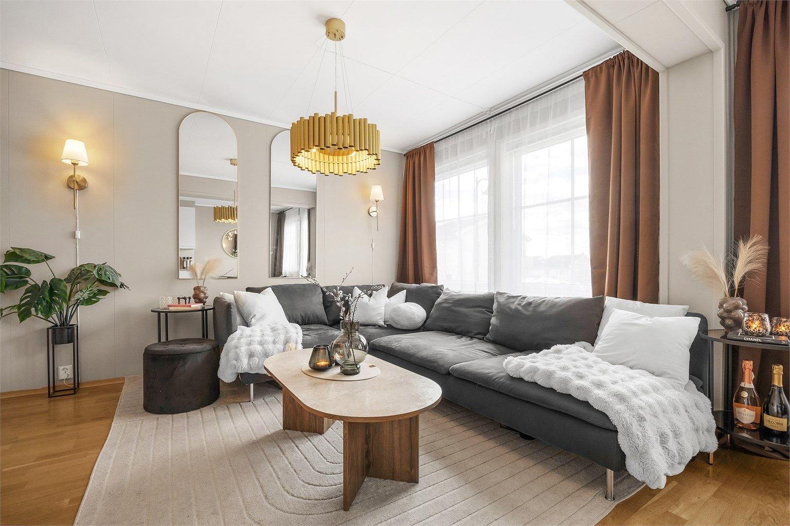 Stuen har god plass til både sofagruppe og spisebord. Store vindusflater gir godt med dagslys.