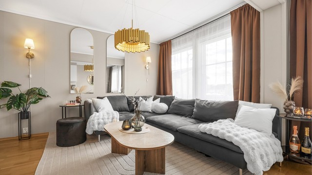 Stuen har god plass til både sofagruppe og spisebord. Store vindusflater gir godt med dagslys.