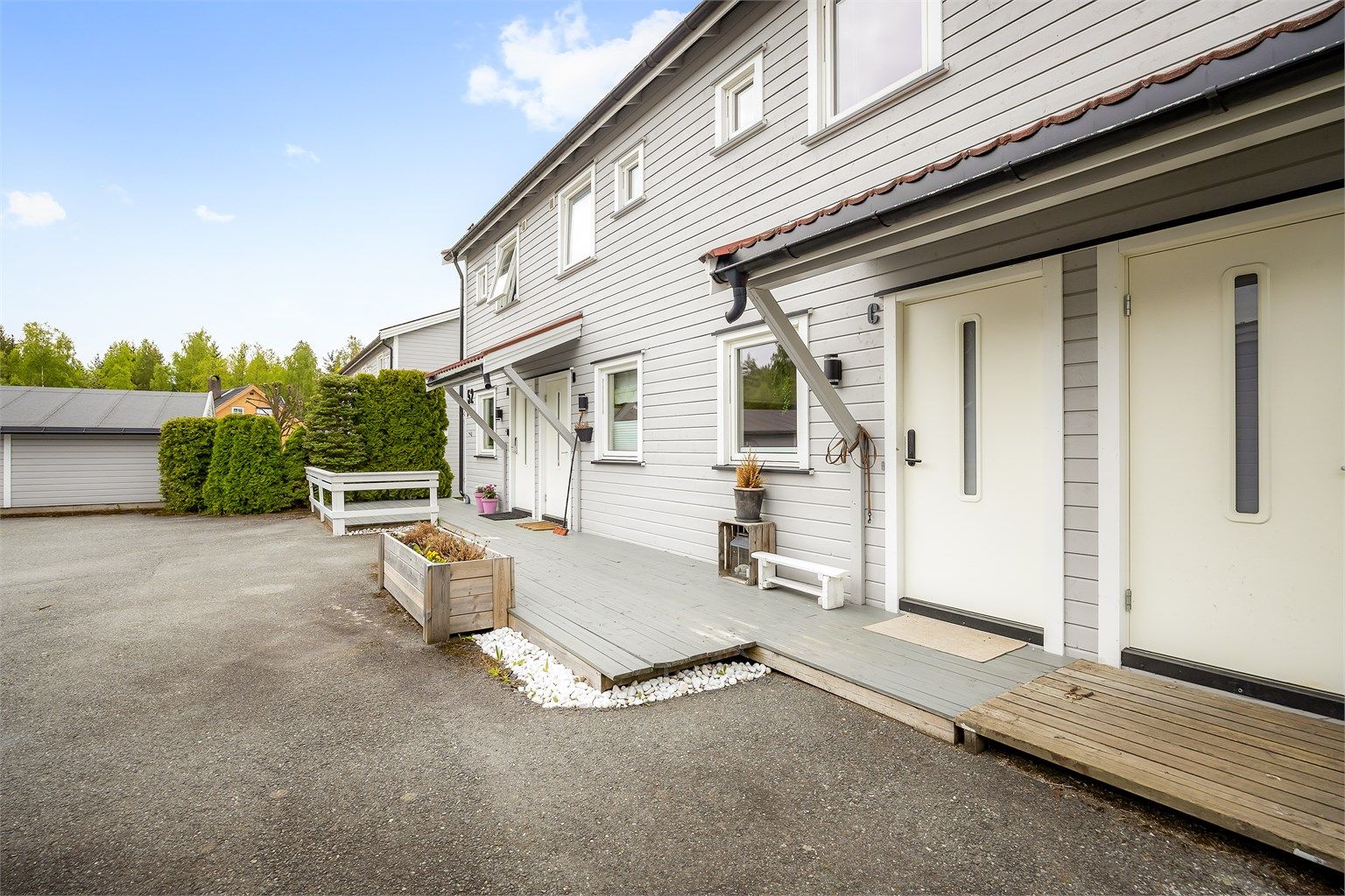 Boligen ligger i et familievennlig og trygt område med kort gangavstand til bussholdeplass samt flotte tur-/rekreasjonsområder i marka.