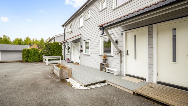 Boligen ligger i et familievennlig og trygt område med kort gangavstand til bussholdeplass samt flotte tur-/rekreasjonsområder i marka.