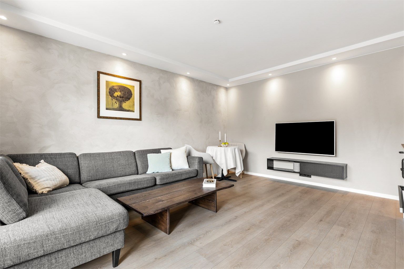Fra entréen kommer man inn i en hyggelig stue med downlights og god plass til sofa- og spisegruppe.
