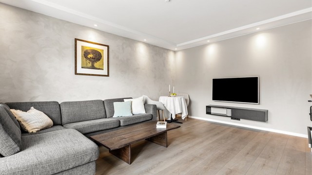 Fra entréen kommer man inn i en hyggelig stue med downlights og god plass til sofa- og spisegruppe.