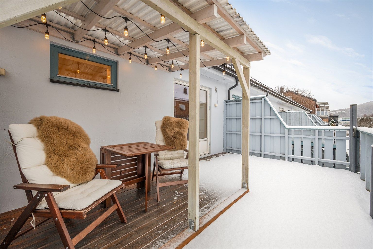 Altanen har sol fra ca. kl. 08.30 til 20.30 (midtsommerstid) iflg. selger