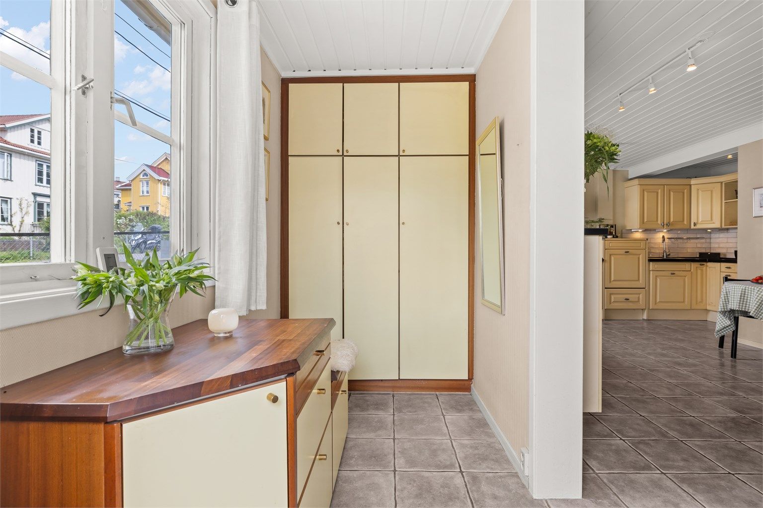 Entré med gulvfliser med gulvvarme og garderobeinnredning