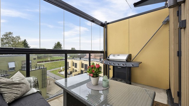 Uteplassen har god plass til både grill og spisebord.