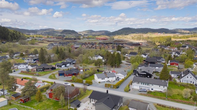 Eiendommen har nærhet til varierte tur- og friluftsområder. Det er enkel tilgang til turterreng i nærområdet.