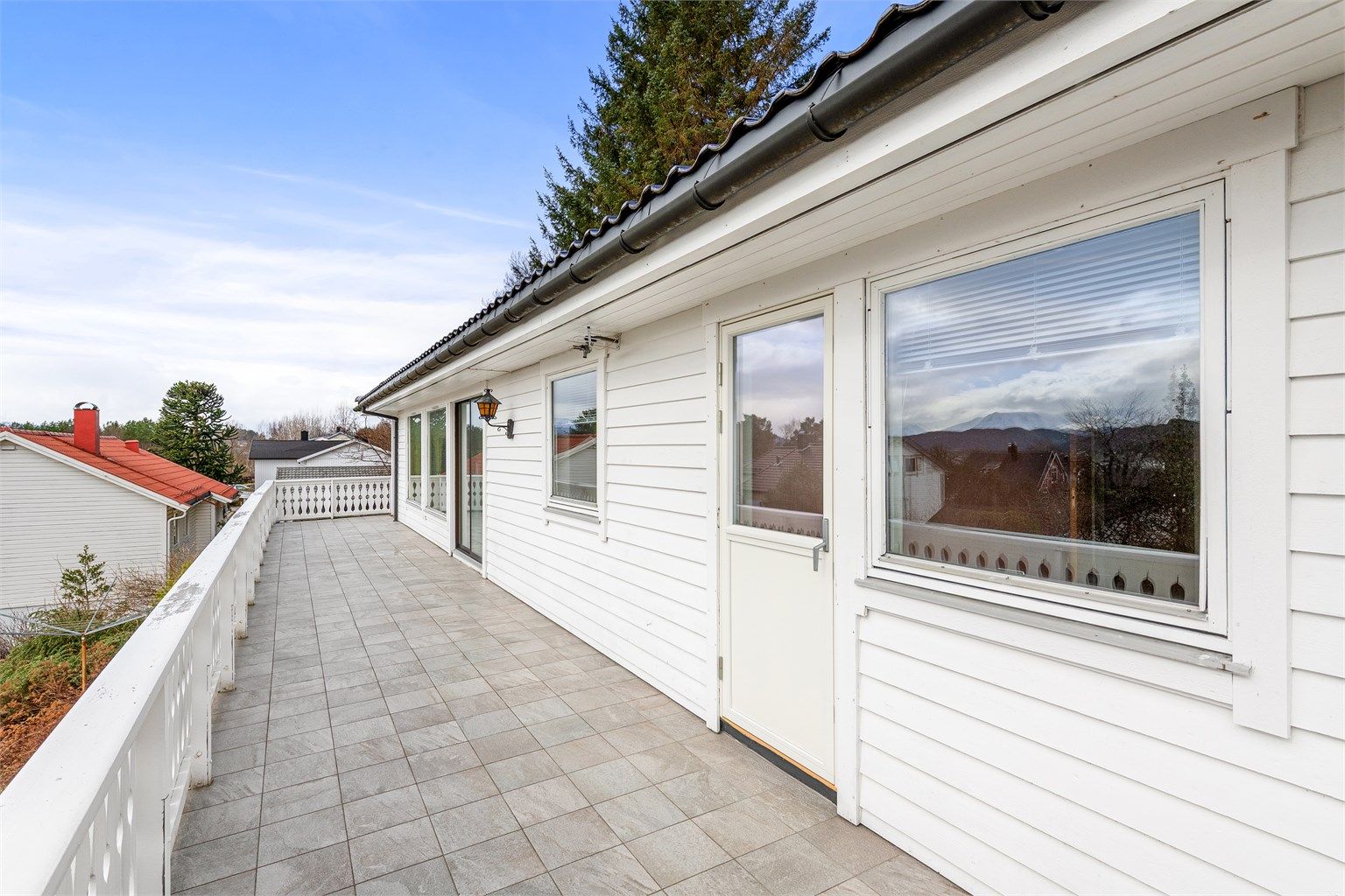 Den store terrassen på ca. 48 m² er delvis flislagt og delvis med tredekke