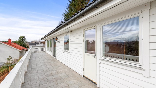 Den store terrassen på ca. 48 m² er delvis flislagt og delvis med tredekke